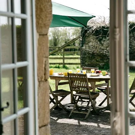 La Vieille Foulonniere : D'hotes & Permaculture Bed & Breakfast Pontorson